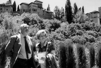 El matrimonio Romero Morales en el Carmen de los Chapiteles con la Alhambra al fondo en 1994